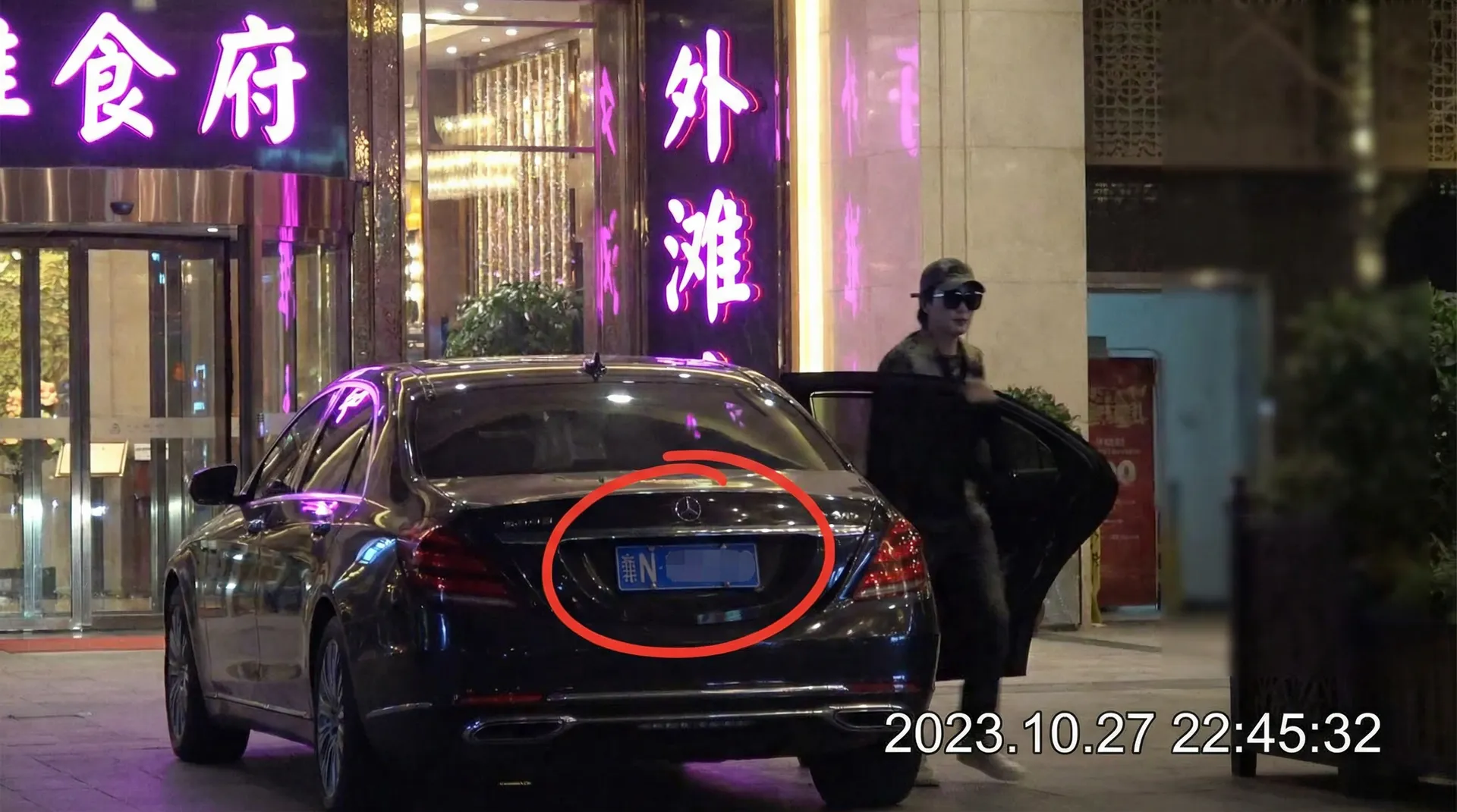 啄木鸟法国-法国最新动态|独家资讯|官方发布 - 豪车餐厅外偷拍